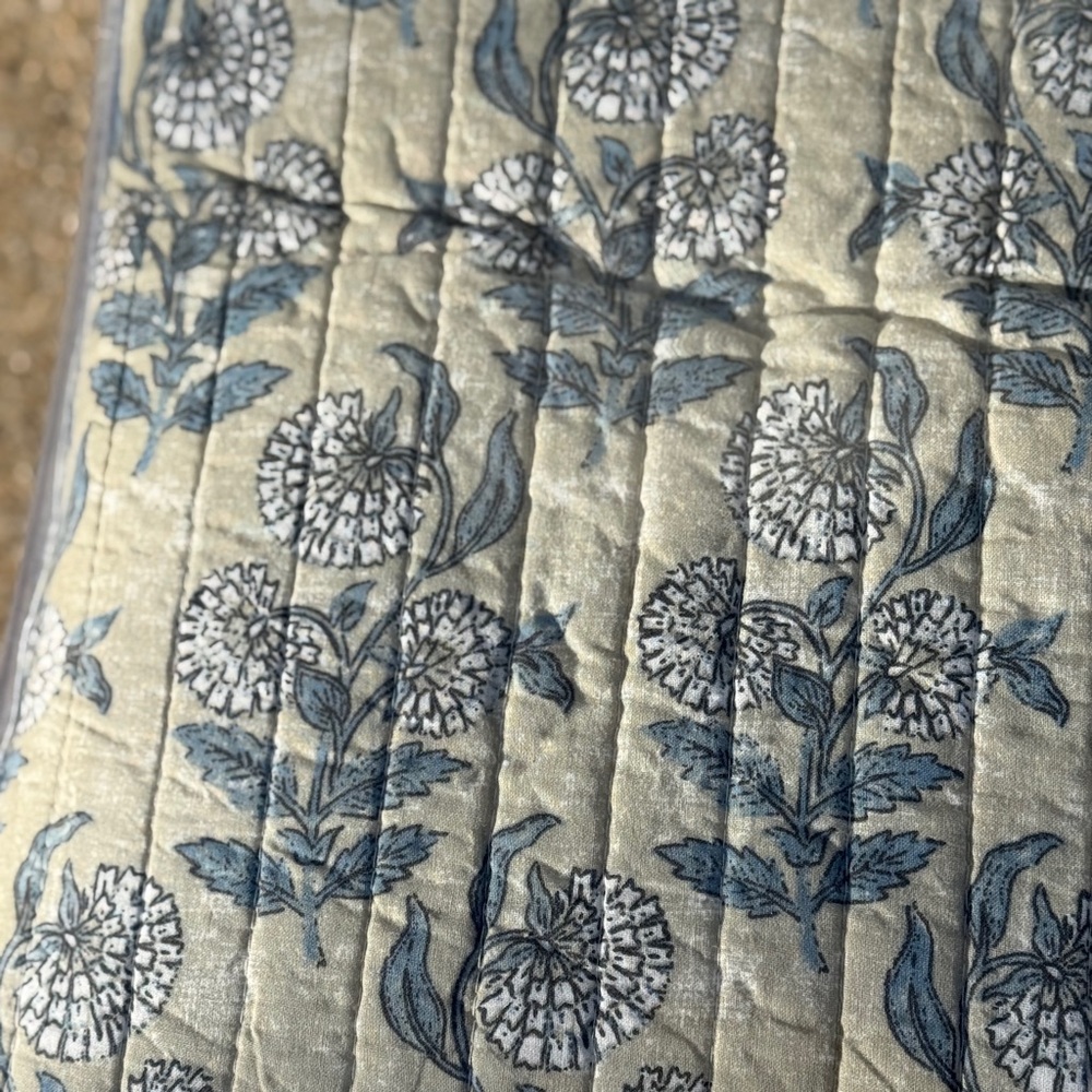 ⚡️  FLASH SALE  ⚡️Frontgate Floral Cotton Quilt - Queen - NWT - Picture 3 of 14